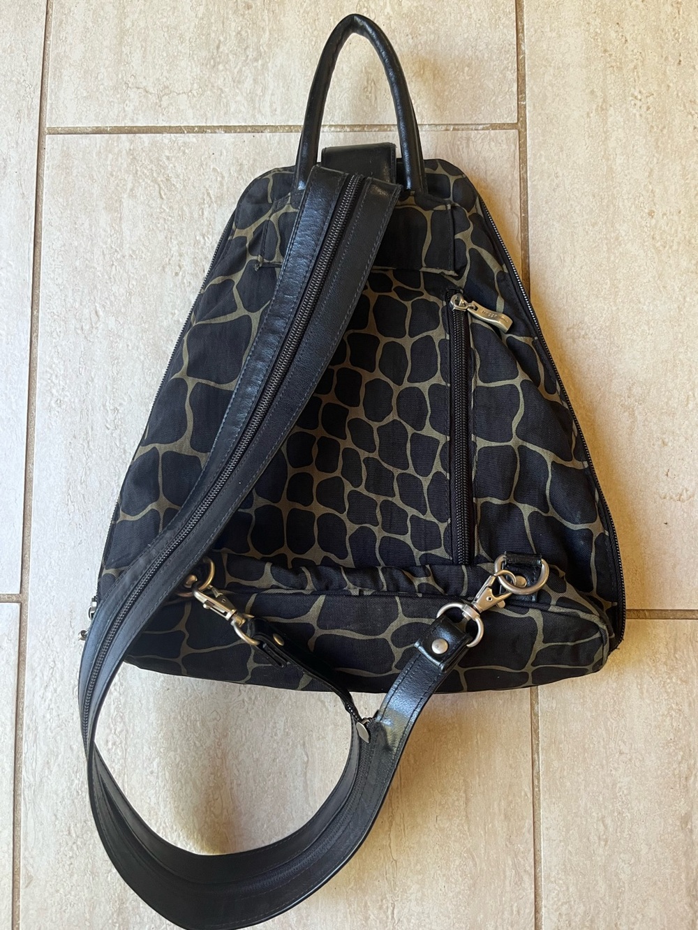 Baggallini Giraffe Print Convertible Crossbody Backpack Travel Nylon Bag Black